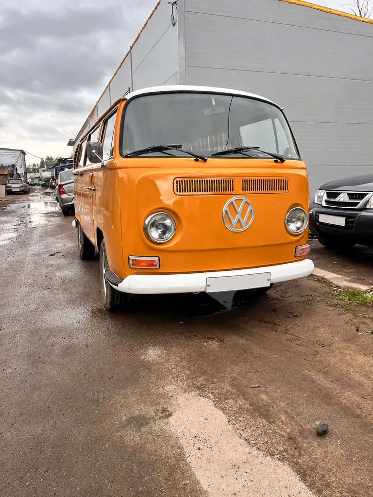 Volkswagen · автомобиль у мастерской