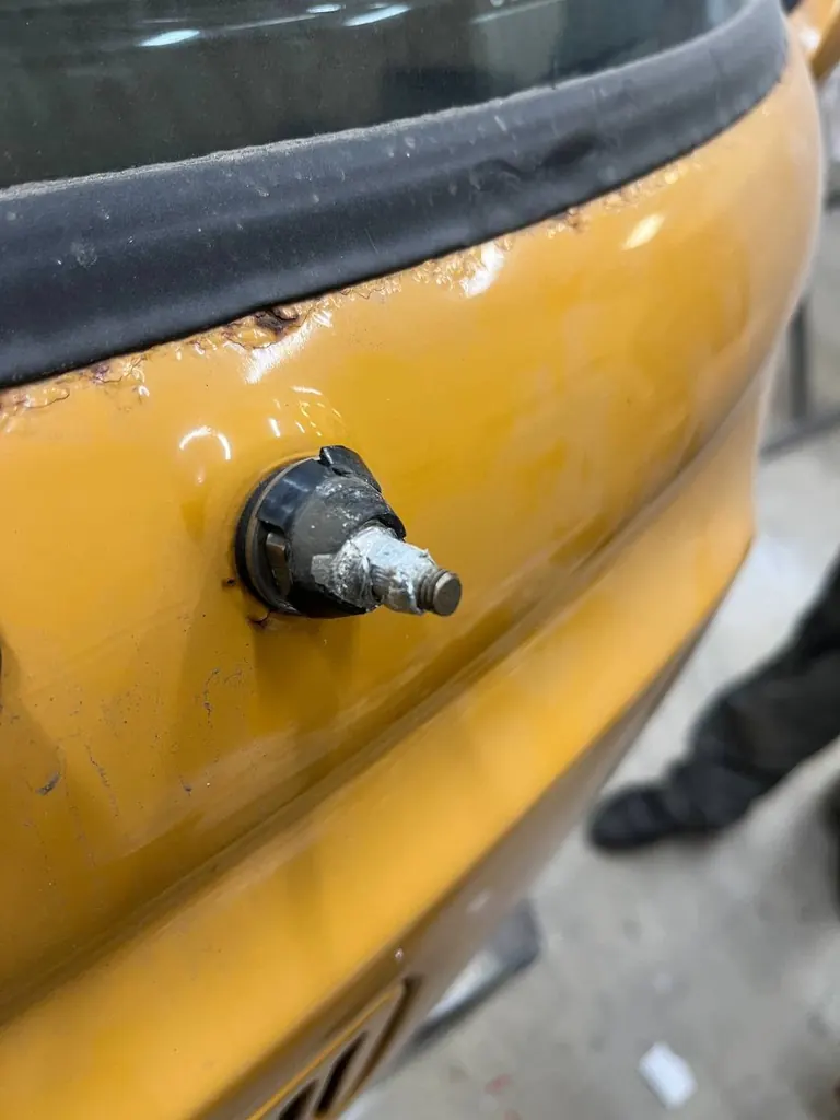 Volkswagen Transporter · окрашенная поверхность рядом с рамкой